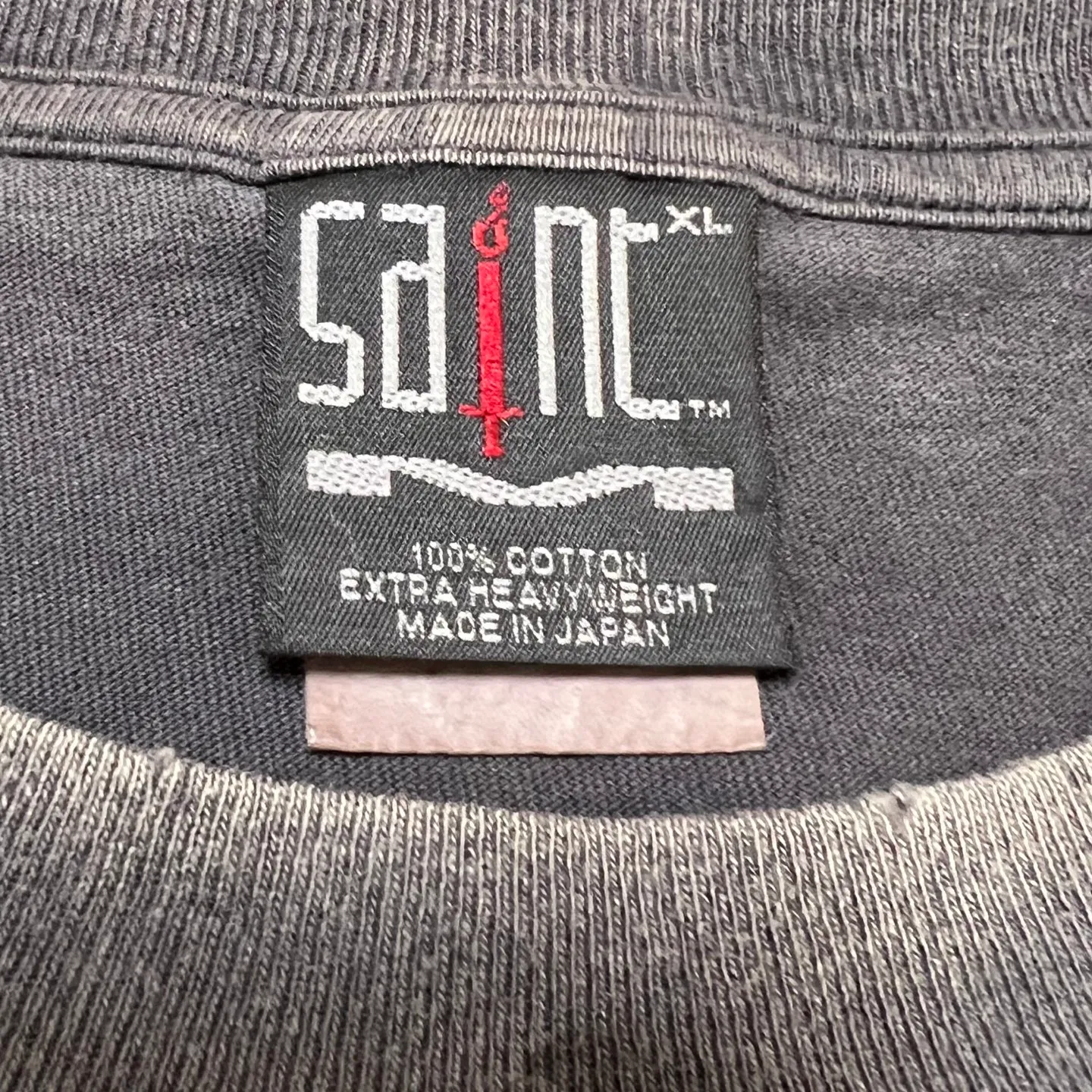 SAINT MXXXXXX SAINT SS TEE/BLK Green SAINT BOX LOGO short sleeves Washed black S-XL Look for cylindrical fabrics without side seams. Don’t buy open ones anymore. It’s boring. Assute garments are dyed. The whole piece is sprayed with horse-hair spray. Then spray it again to fade. The collar and cuffs are frayed. Many places are damaged. Authentic grade printing is restored. Accessories are complete. With little angel anti-counterfeiting label.